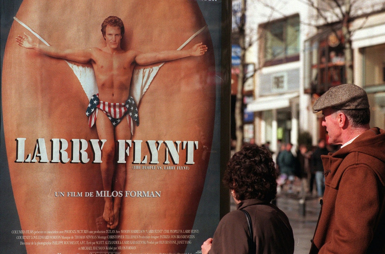 La locandina del film sulla vita di Flynt girato da Milos Forman