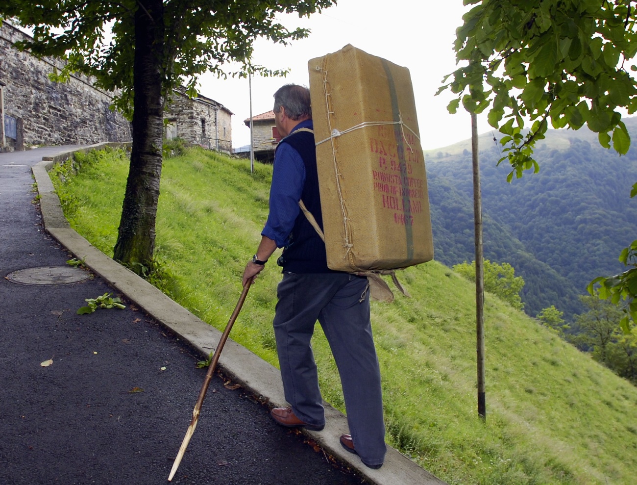 Uno spallone trasporta pacchi di sigarette
