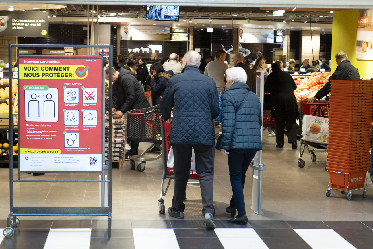 Una pareja de personas mayores entrando en una tienda