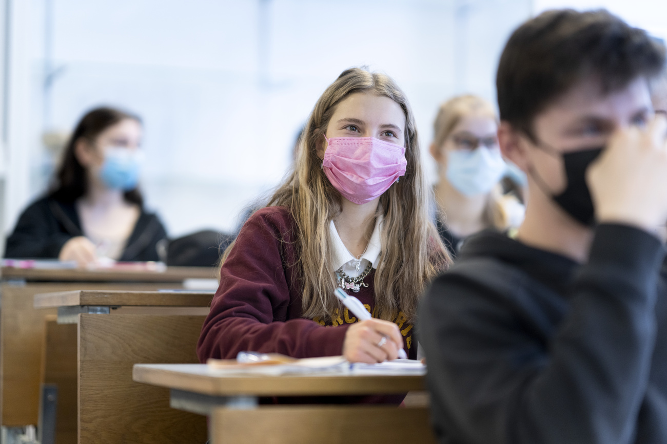 Alunos em classe com máscaras