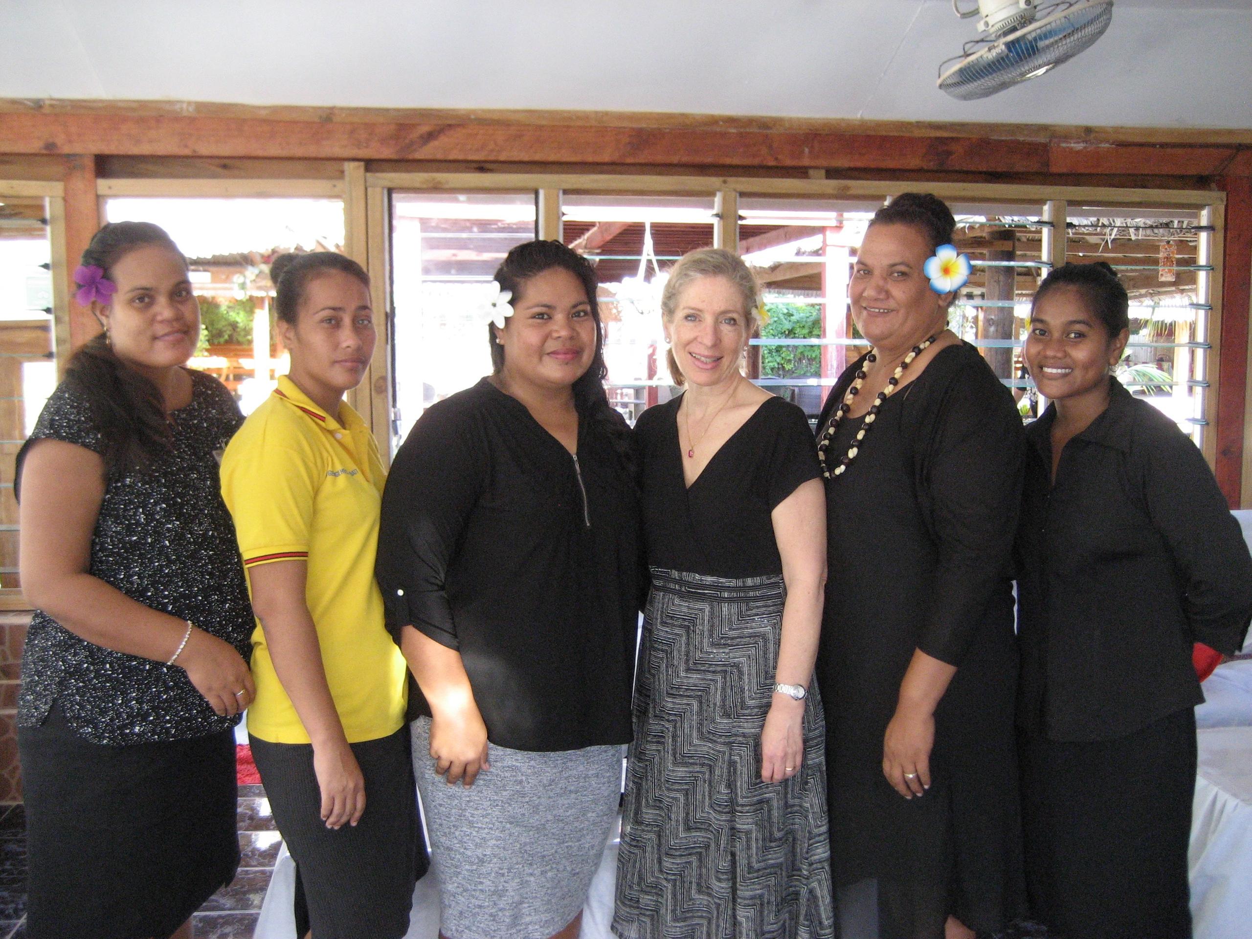 Groupe de femmes avec des T-shirts noirs