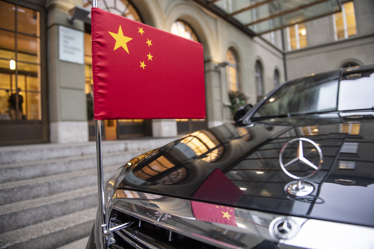 Berlina con bandierina della Repubblica popolare cinese parcheggiata davanti a un edificio dell amministrazione federale a Berna
