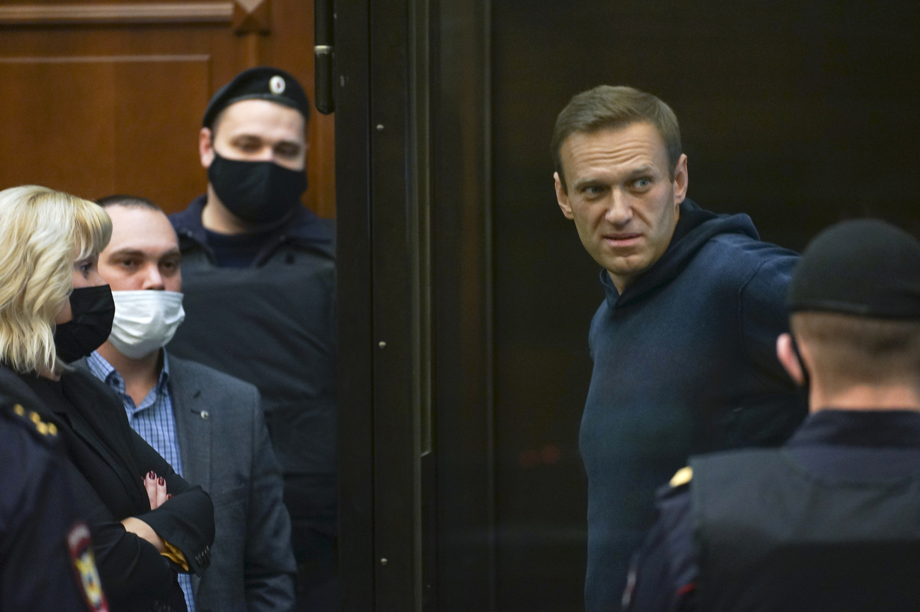 Navalny and other people outside courtroom