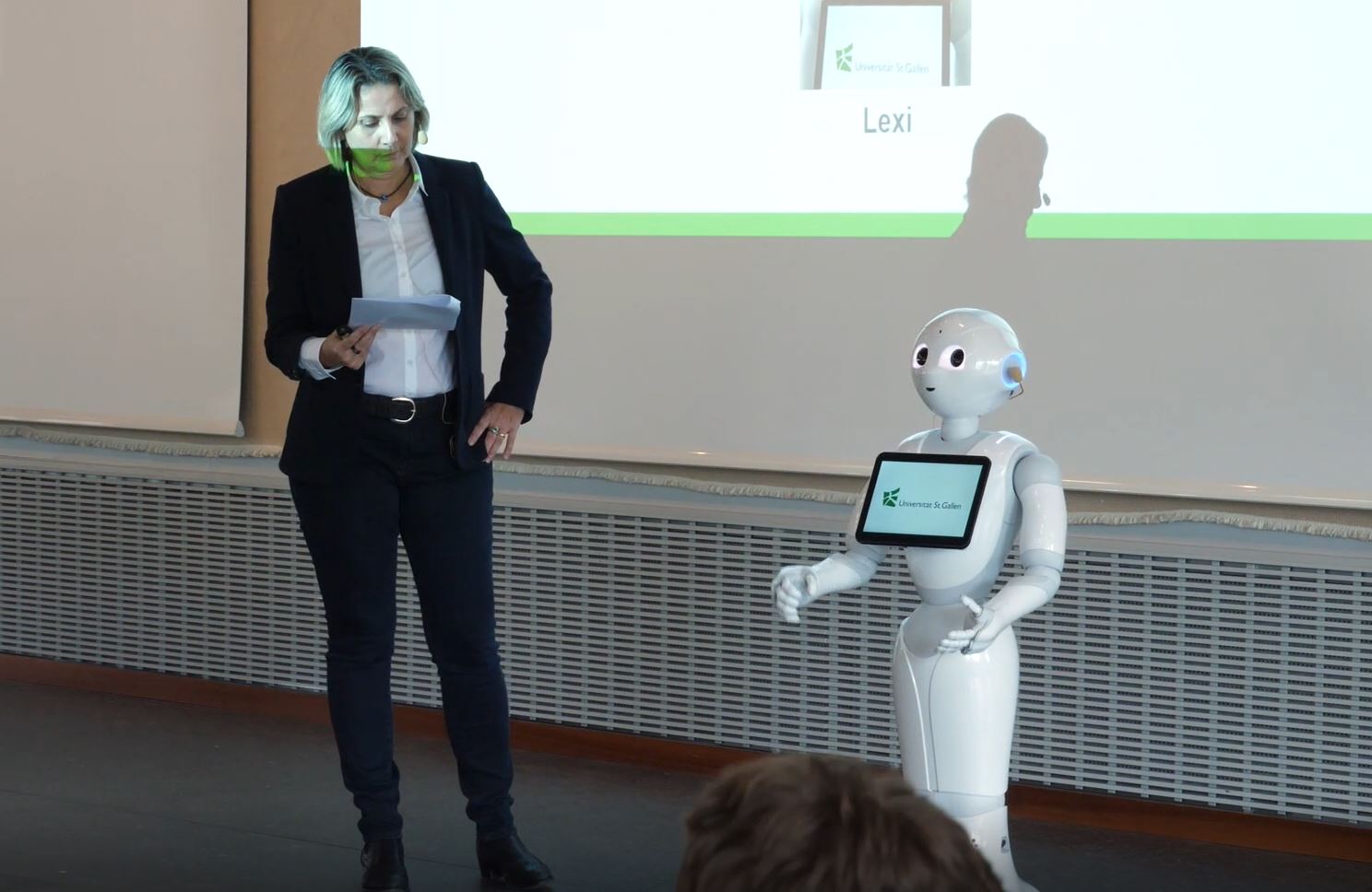 Lehrerin und Roboter