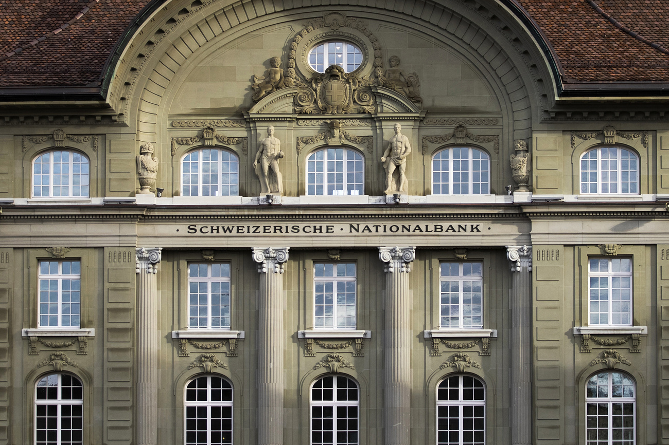 Vista frontale di facciata di un edificio con gradi finestre e volta ad arco con scritta Schweizerische Nationalbank