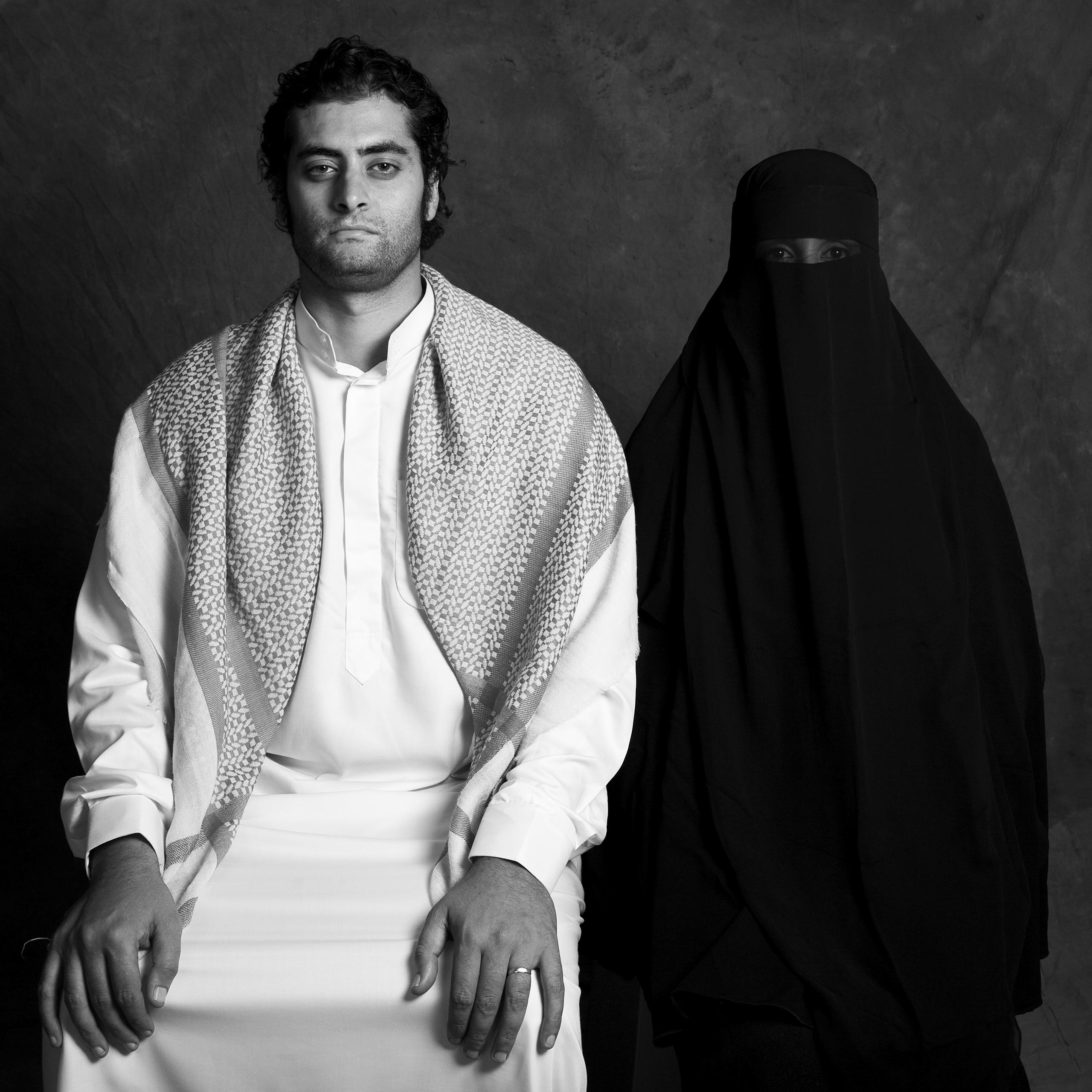 La vestimenta de una pareja musulmana, ella lleva el burka