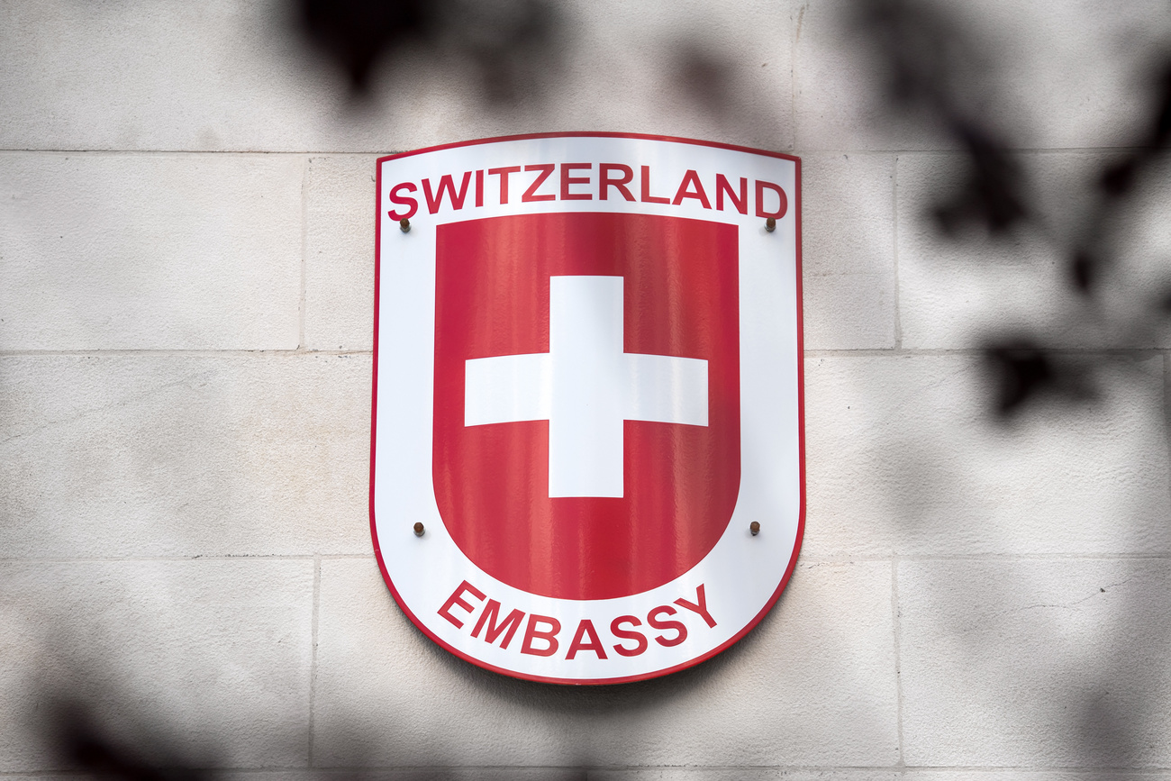 علم سويسرا على جدار مبنى سفارة سويسرية في الخارج