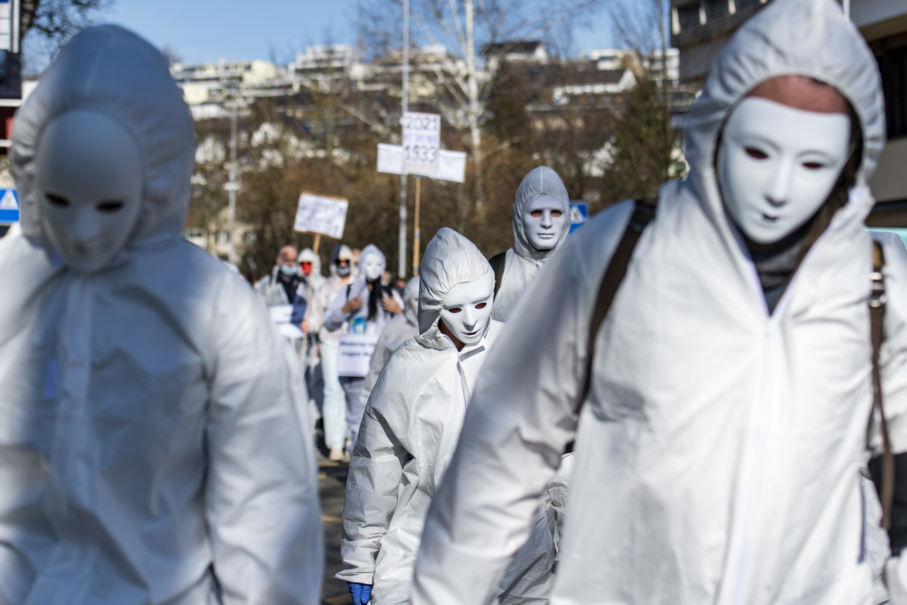 Manifestantes con mascarillas