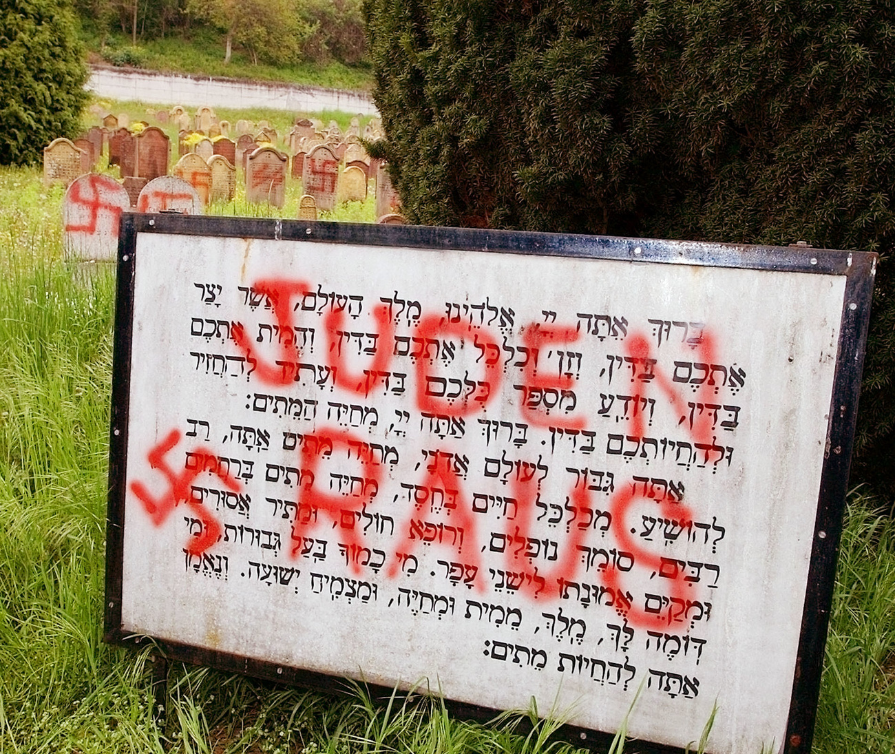 La scritta in tedesco Via gli ebrei su una tomba di un cimitero ebraico.
