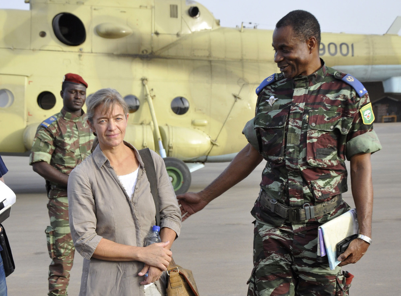 Beatrice Stöckli con unos soldados de Mali.