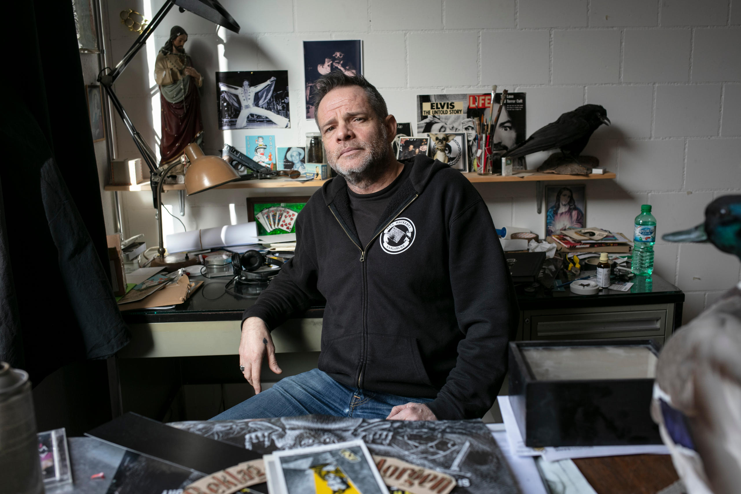 Homme dans son atelier de dessin