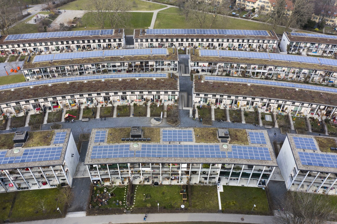 مجموعة من المباني التي تغطي الألواح الشمسية أسطحها