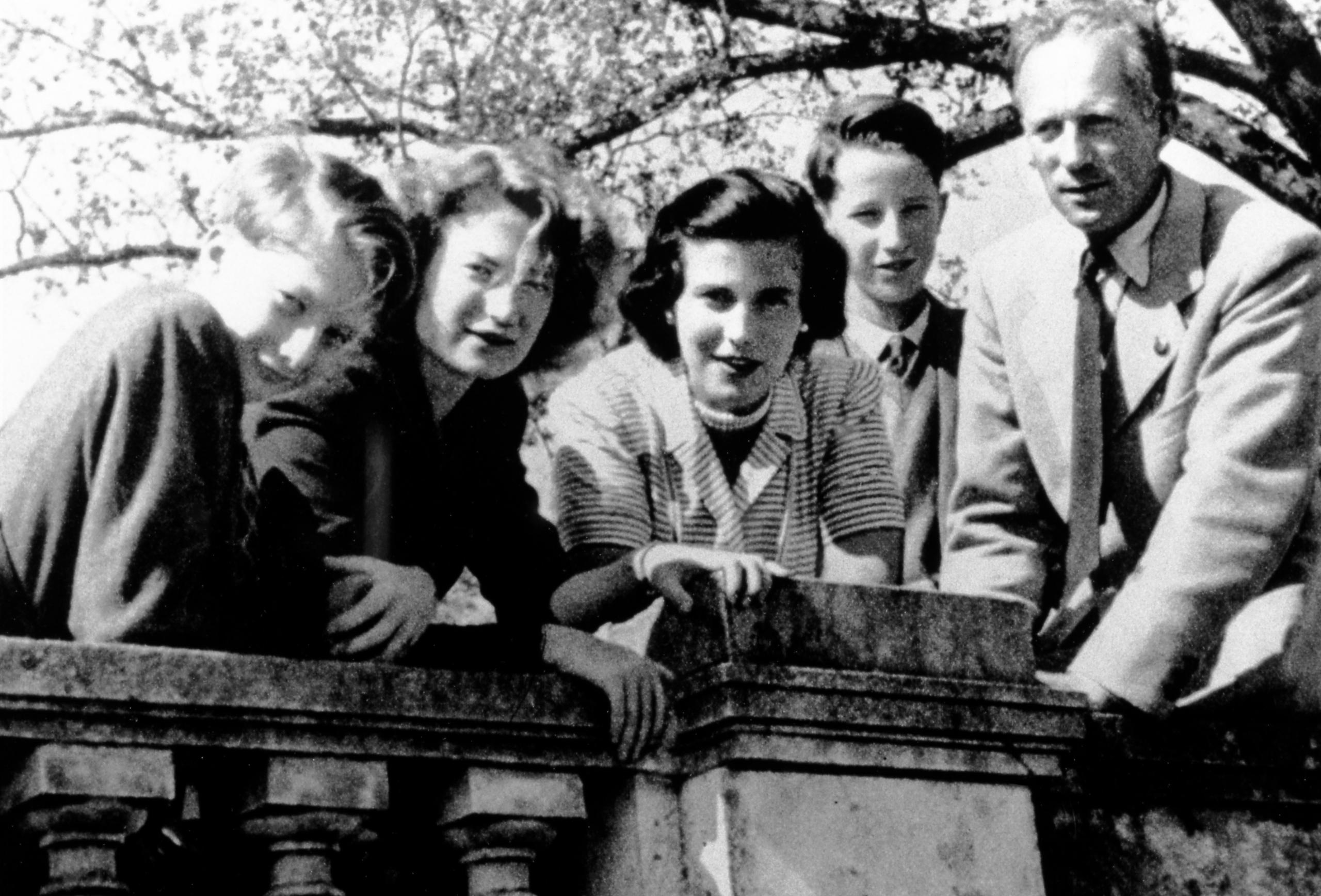 Famille sur un balcon.