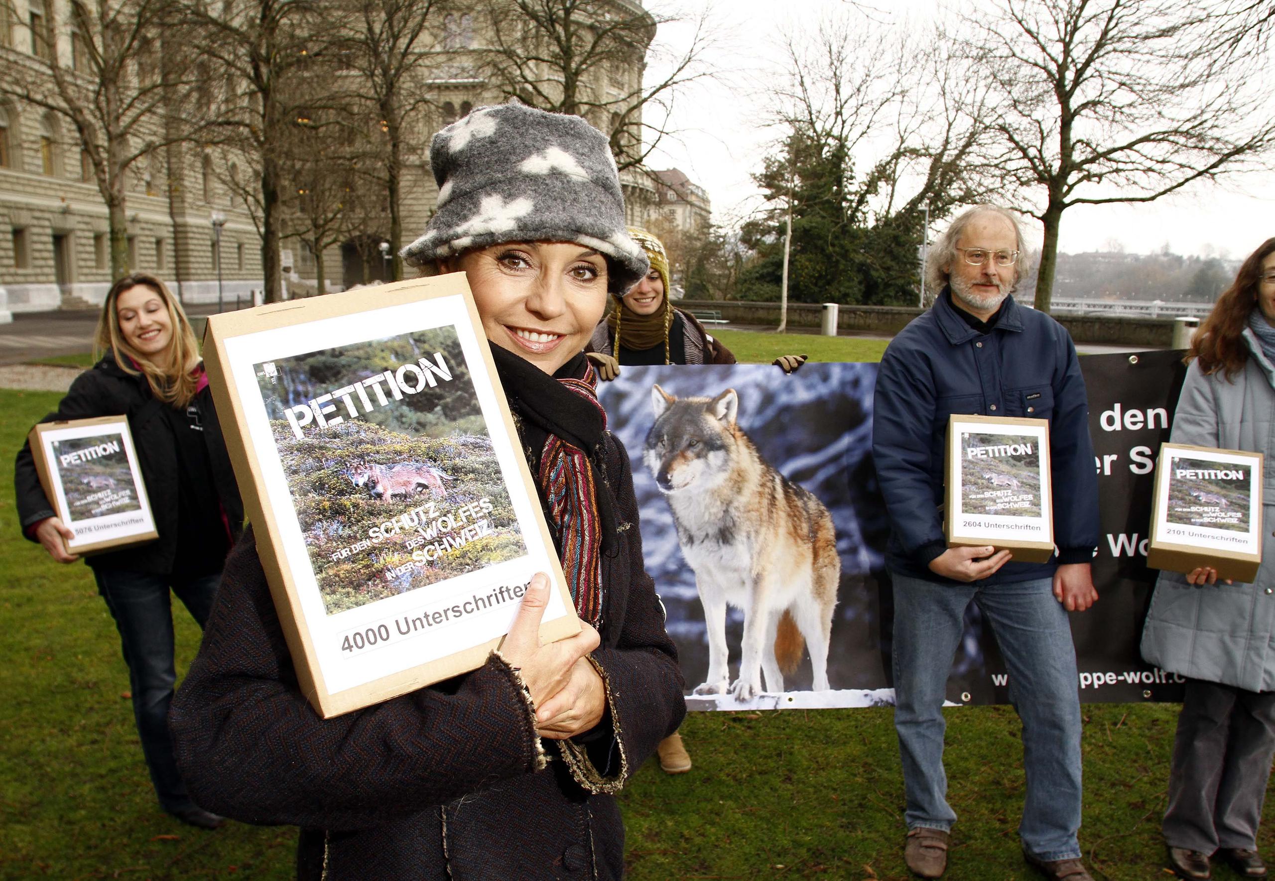Personne présentant un pétition en faveur des loups.