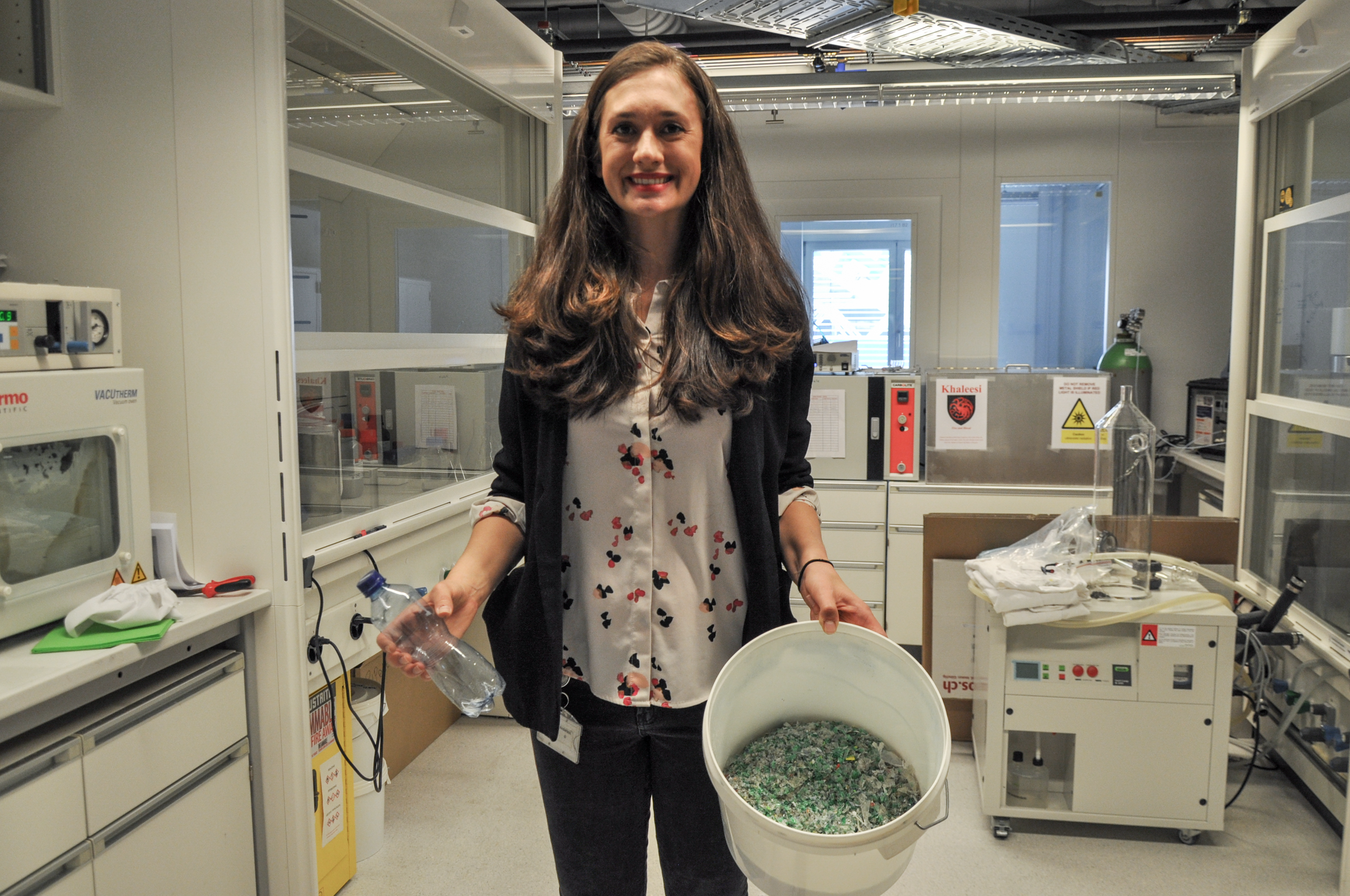 女性とプラスチック