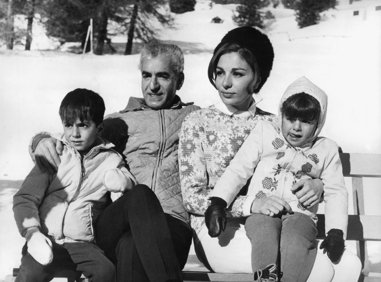 Famille impériale d Iran sur un banc.