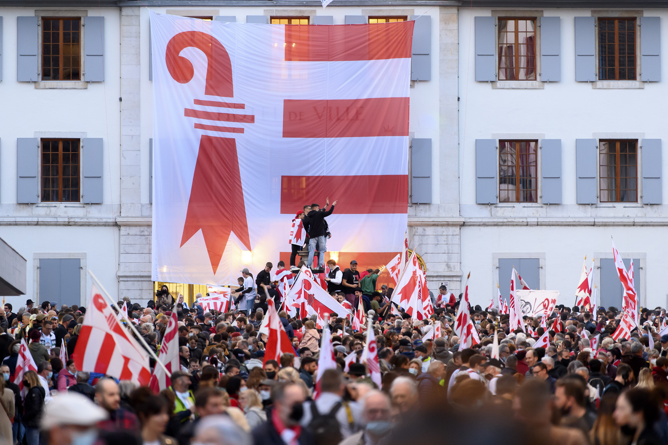 folla di persone con bandiere