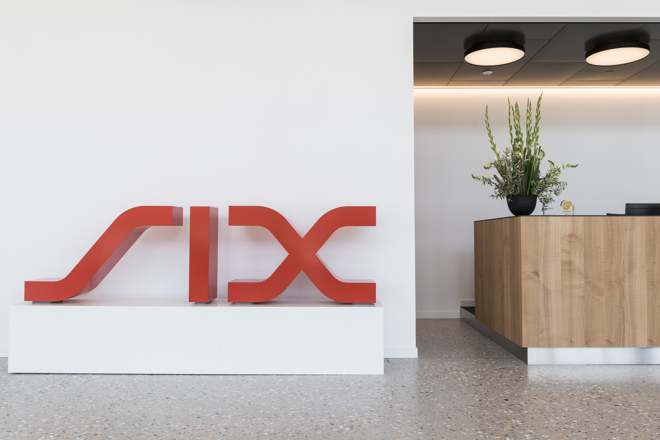 Un immagine dell atrio della nuova borsa di Zurigo-ovest, con logo SIX e bancone