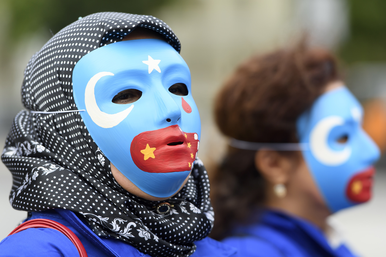 ウイグル民族のマスクを被った人々