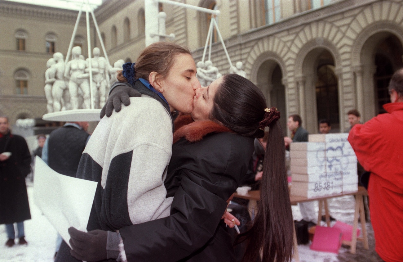 Dos mujeres se besan