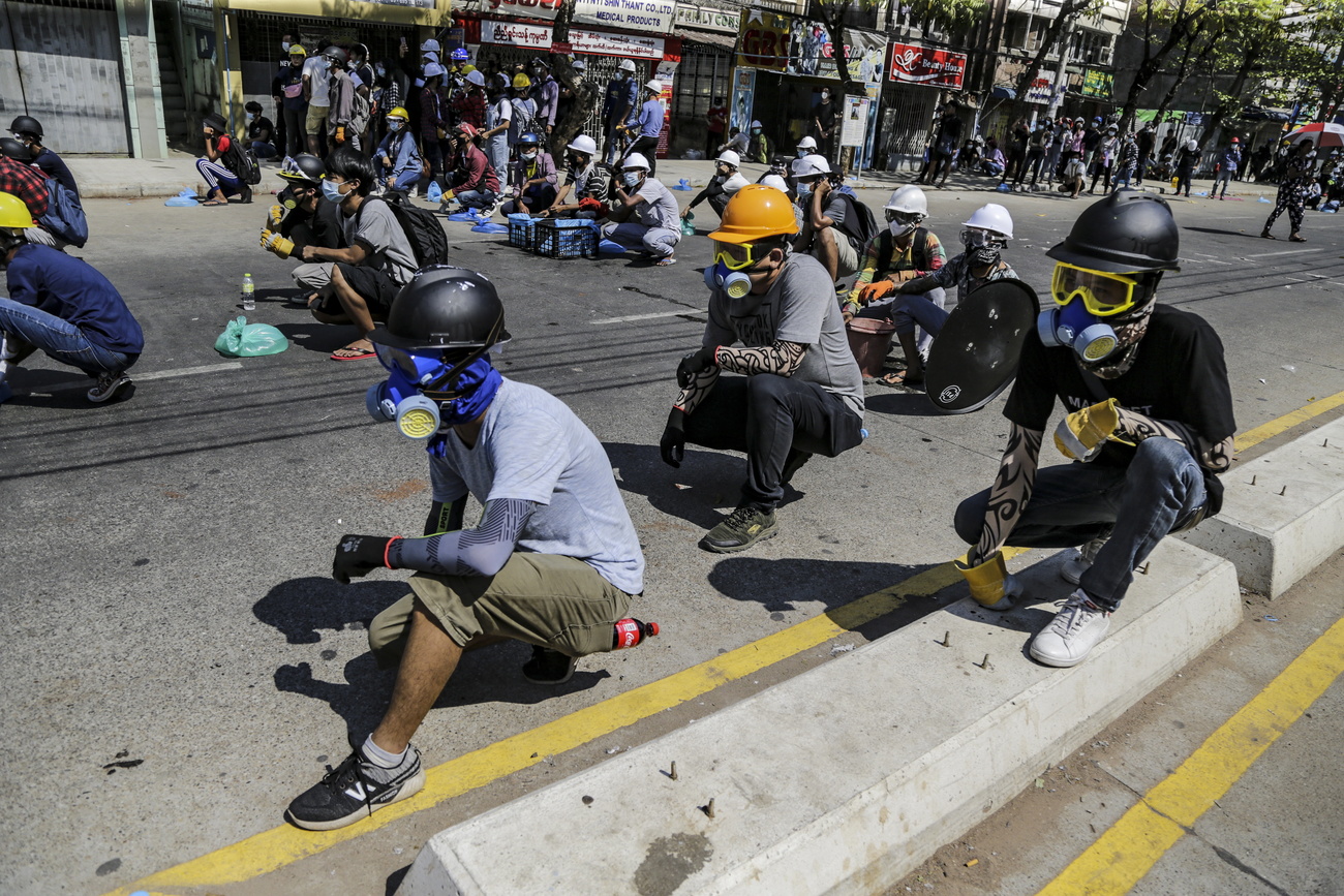 Myanmar manifestantes con mascarillas antigas