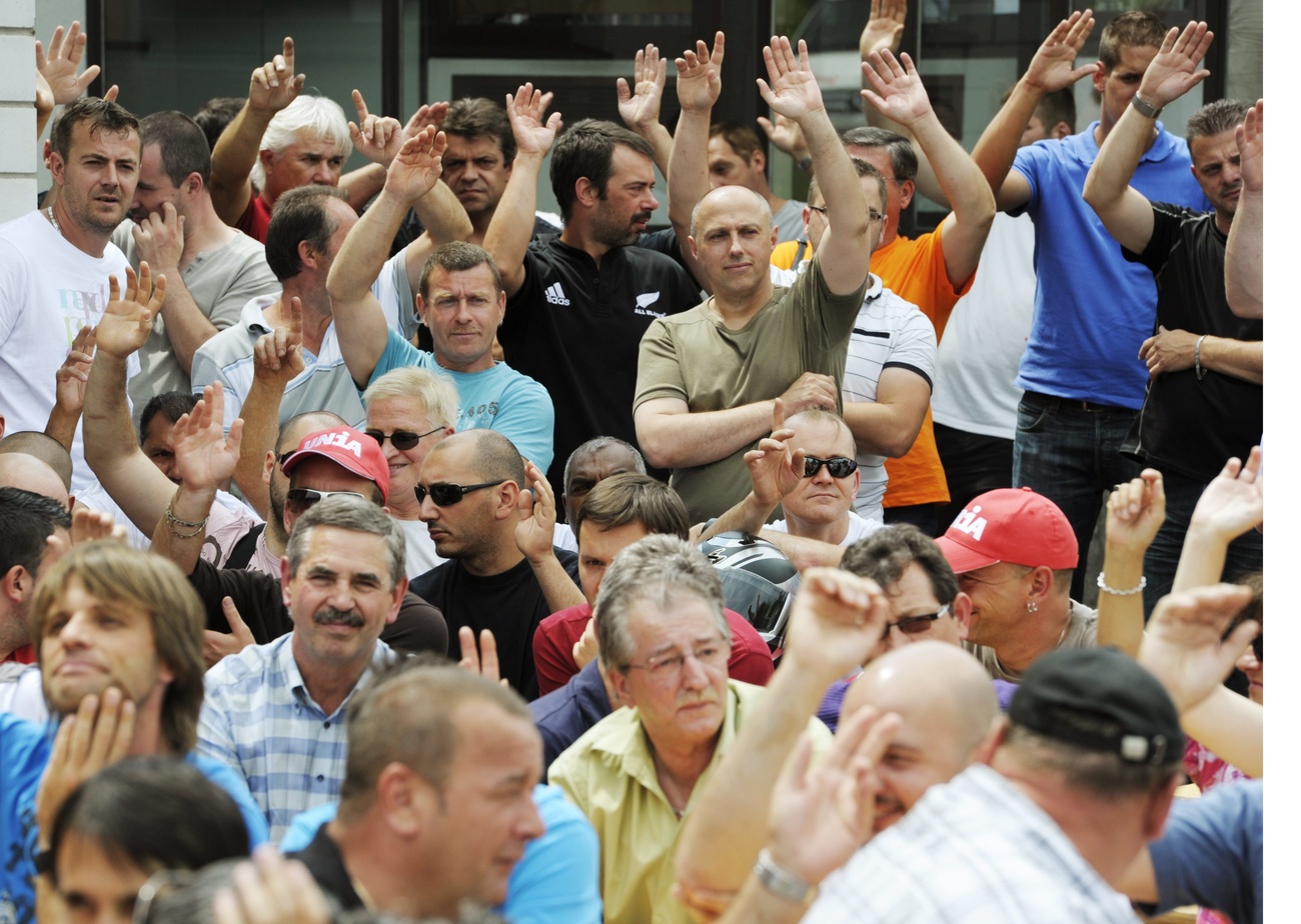 gente durante ujna votazione per levata di mano