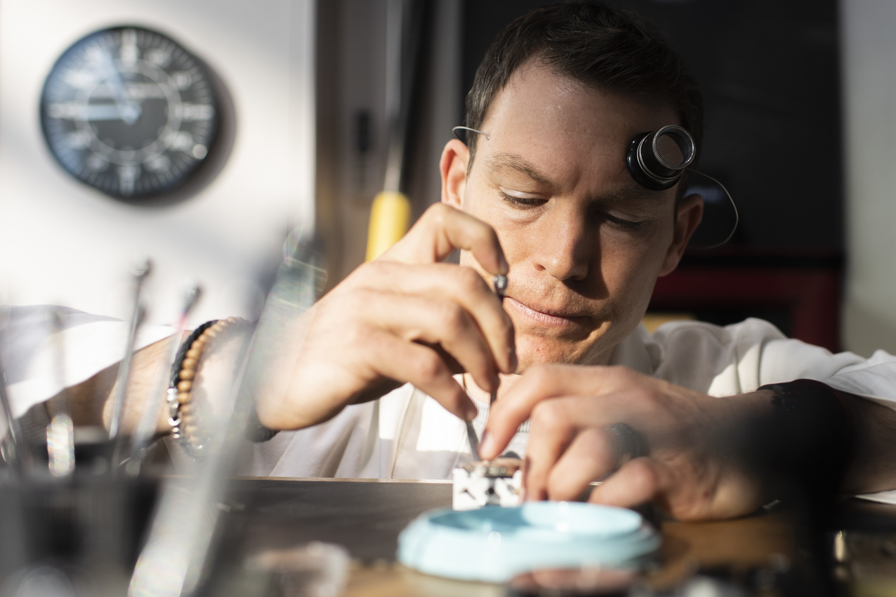 Stephan Lichtsteiner alle prese con un orologio in costruzione