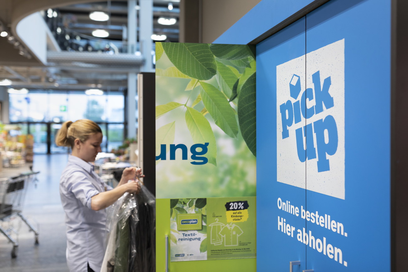 Filiale di negozio (verosimilmente Coop) con armadio Pick up: ordina online, ritira qui.