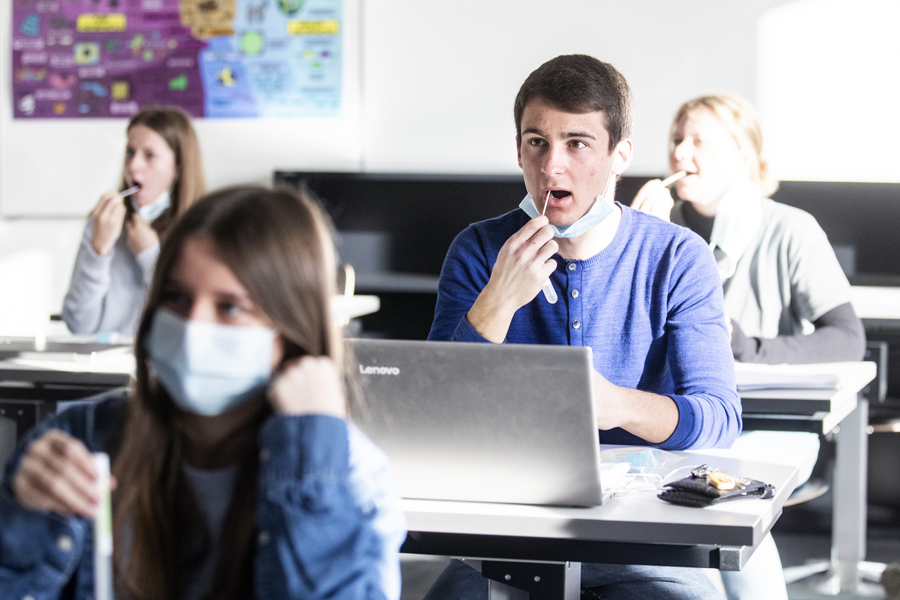 Allievi del liceo di Menzingen nel canton Zugo mentre si stanno facendo il tampone.