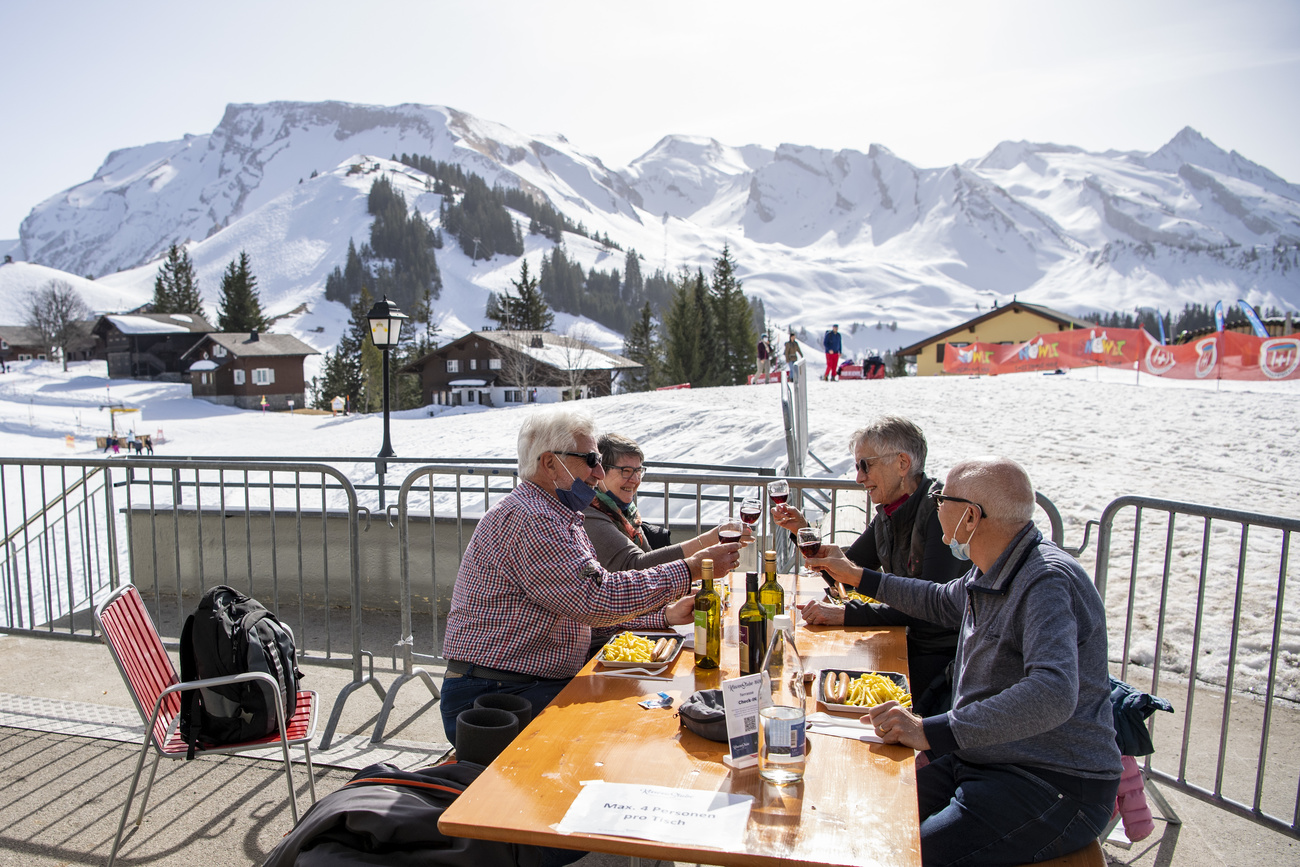 personnes attablées à une terrasse en montagne