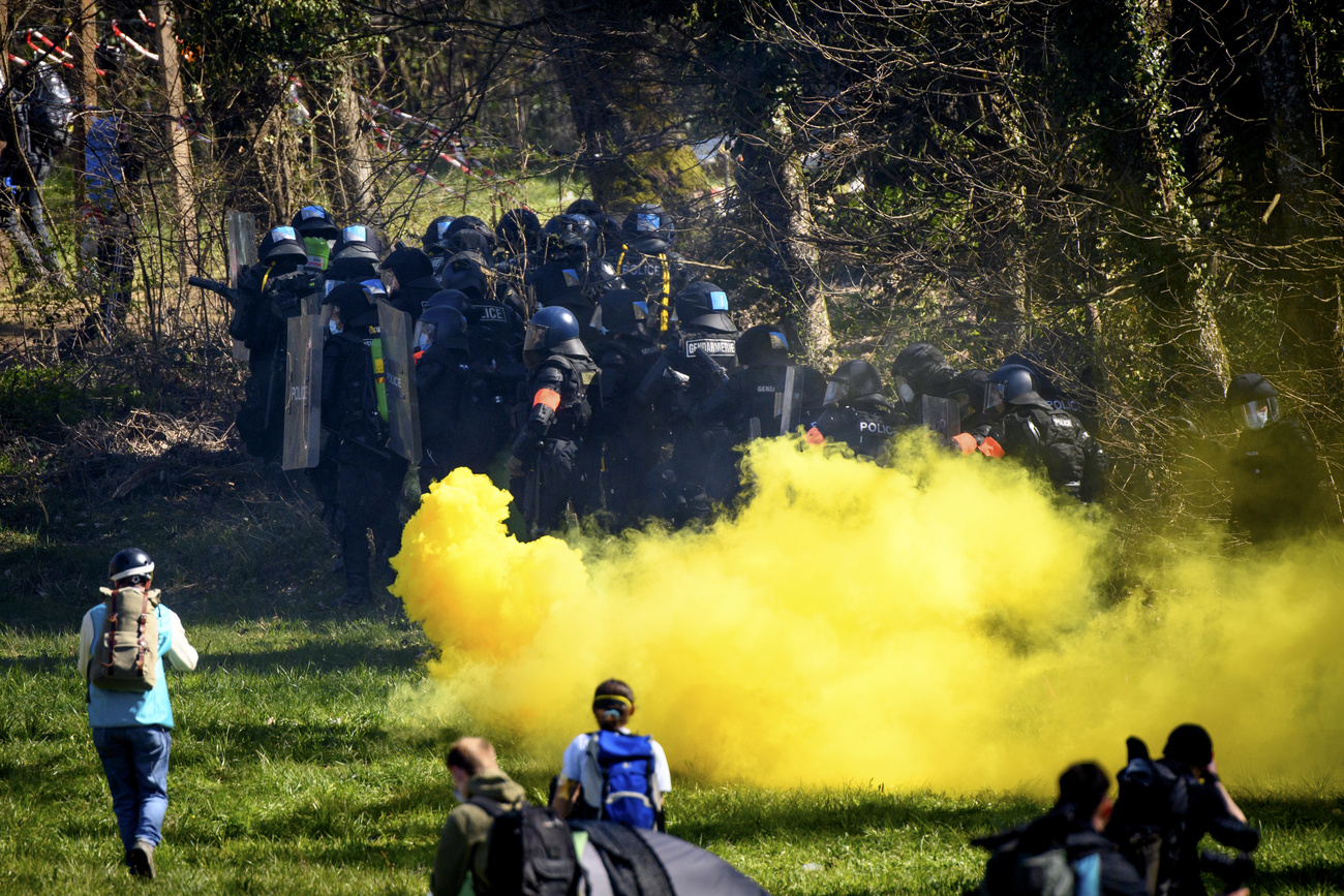 Policias y activistas frente a frente