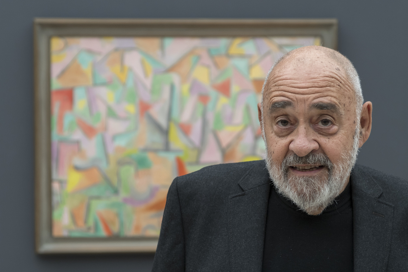 Alexander Klee, aka Alyosha Ségard, posing in front of a painting