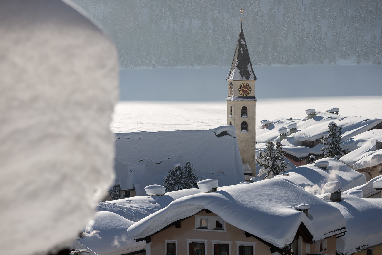 vista su villaggio innevato