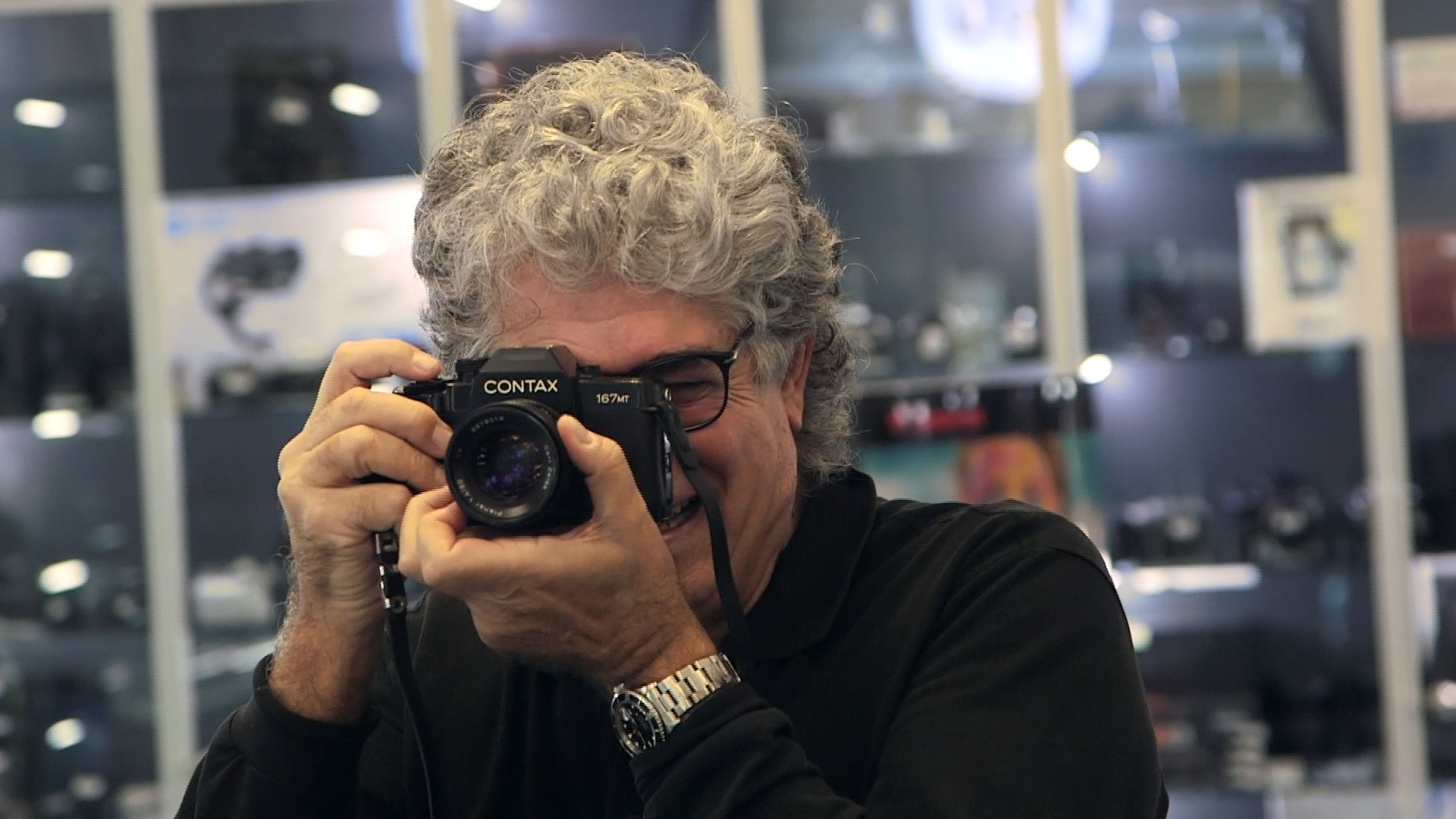 Gianfranco Jannuzzo con una macchina fotografica