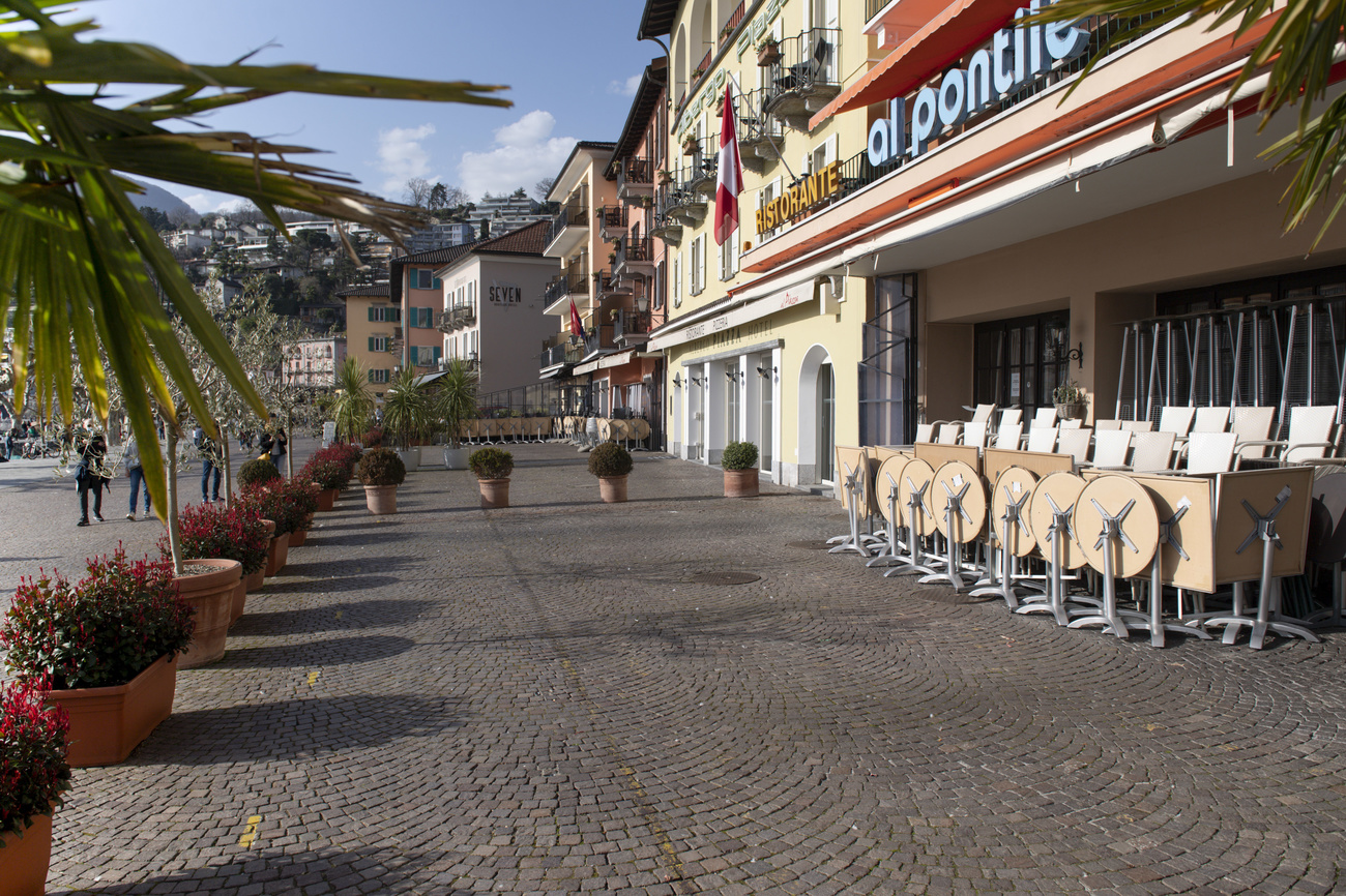 passanti davanti a un ristorante chiuso