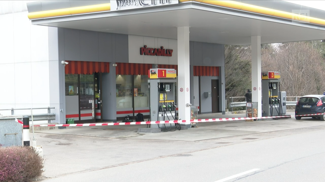 Immagine di un distributore di benzina con nastro della polizia a delimitare la zona