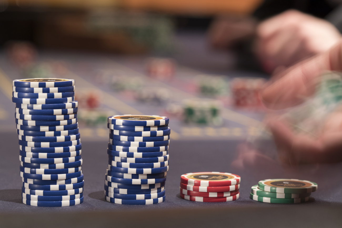 Fichas apiladas en una mesa de juego en un casino