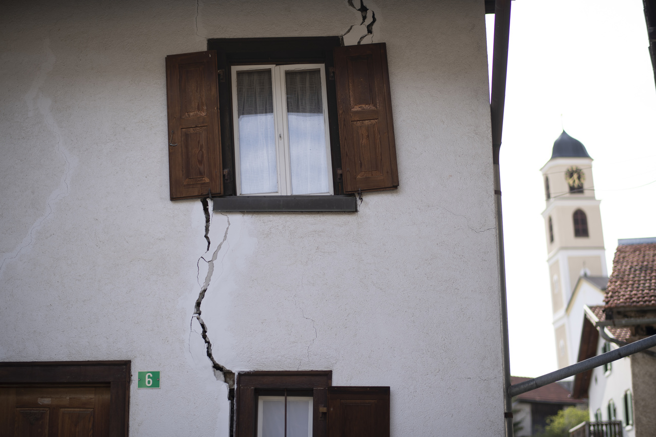 Crepa in una casa di Brienz nei Grigioni.