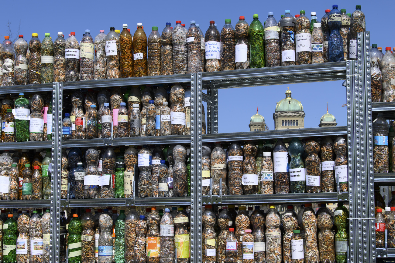 des cigarettes dans des bouteilles en PET empilés