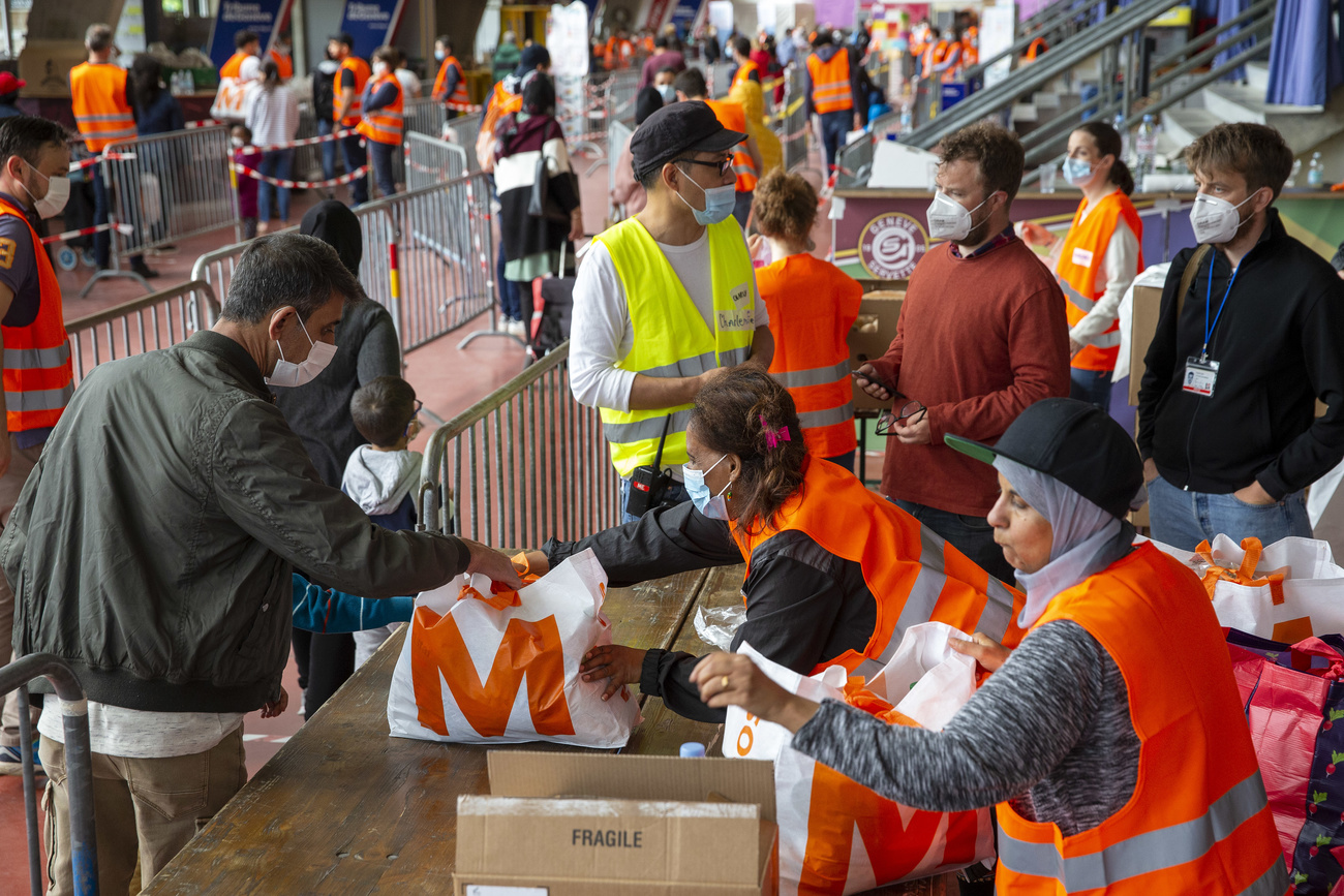 Volunteers handing out food in Geneva