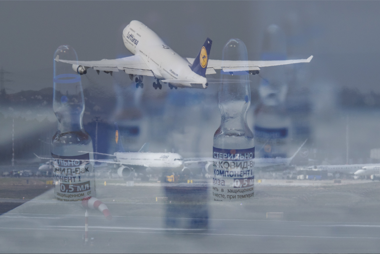 Fotomontaggio: sullo sfondo un aereo della Lufthansa durante il decollo e in primo piano fialette del vaccino Sputnik.