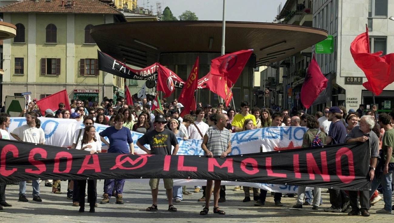 Militanti del centro sociale autogestito CSOA nel corso di una manifestazione a Chiasso (archivio).