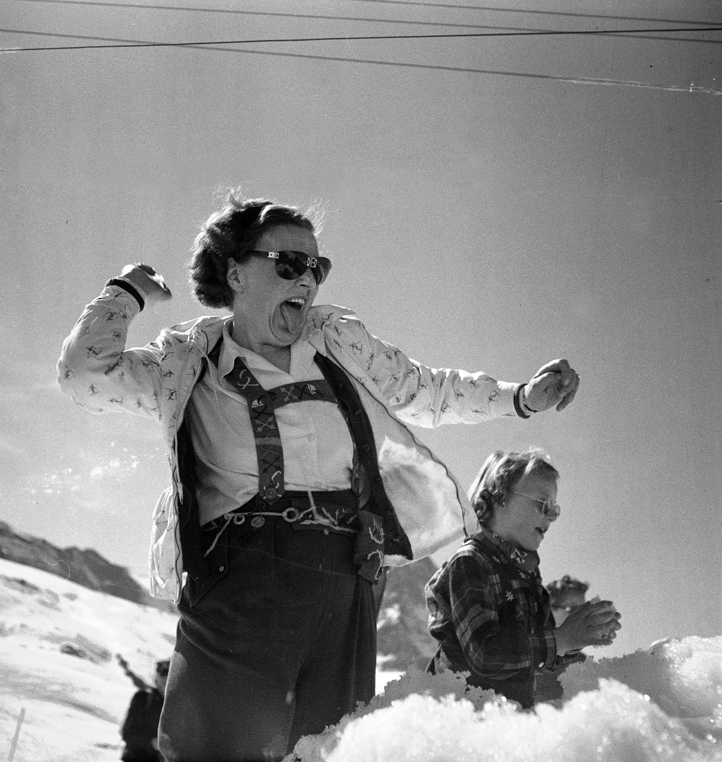 Femmes lançant des boules de neige.