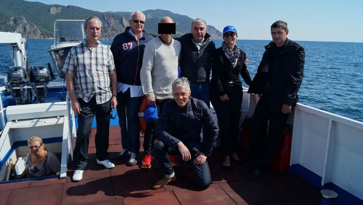 Grupo de hombres posan para la foto en un yate