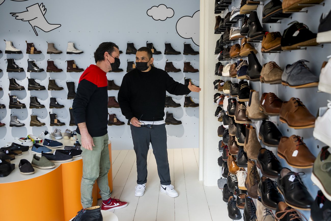 Un vendedor y un cliente en una zapatería