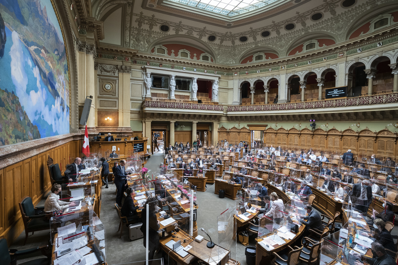 Aula del Consiglio nazionale semipiena; si vede bene l emiciclo con tutte le postazioni divise da pannelli in plexiglas