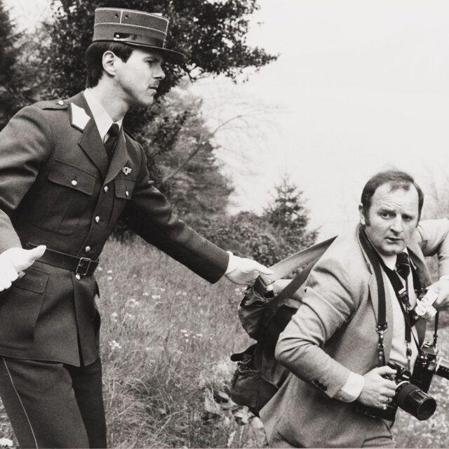 Policier attrapant un photographe
