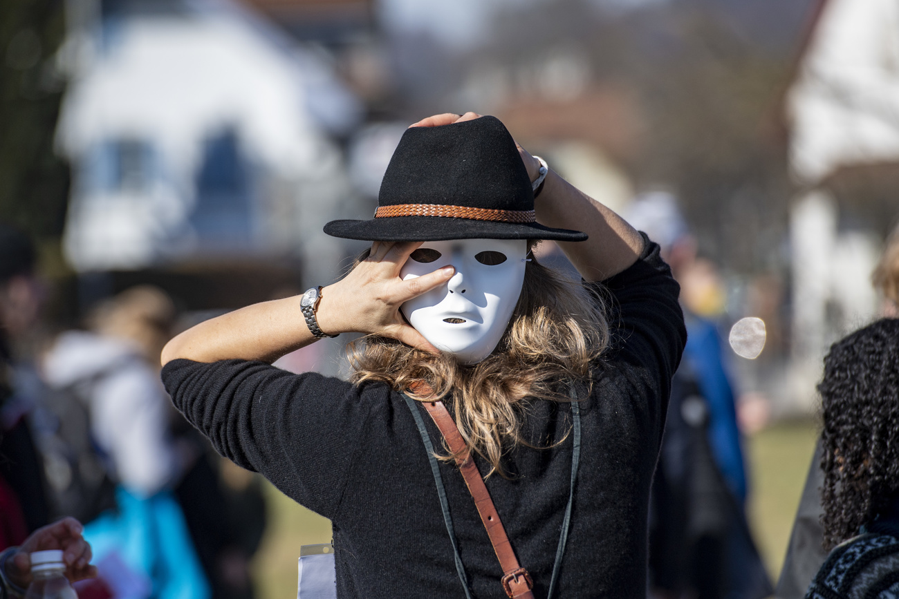 Demonstrator with white mask and hat