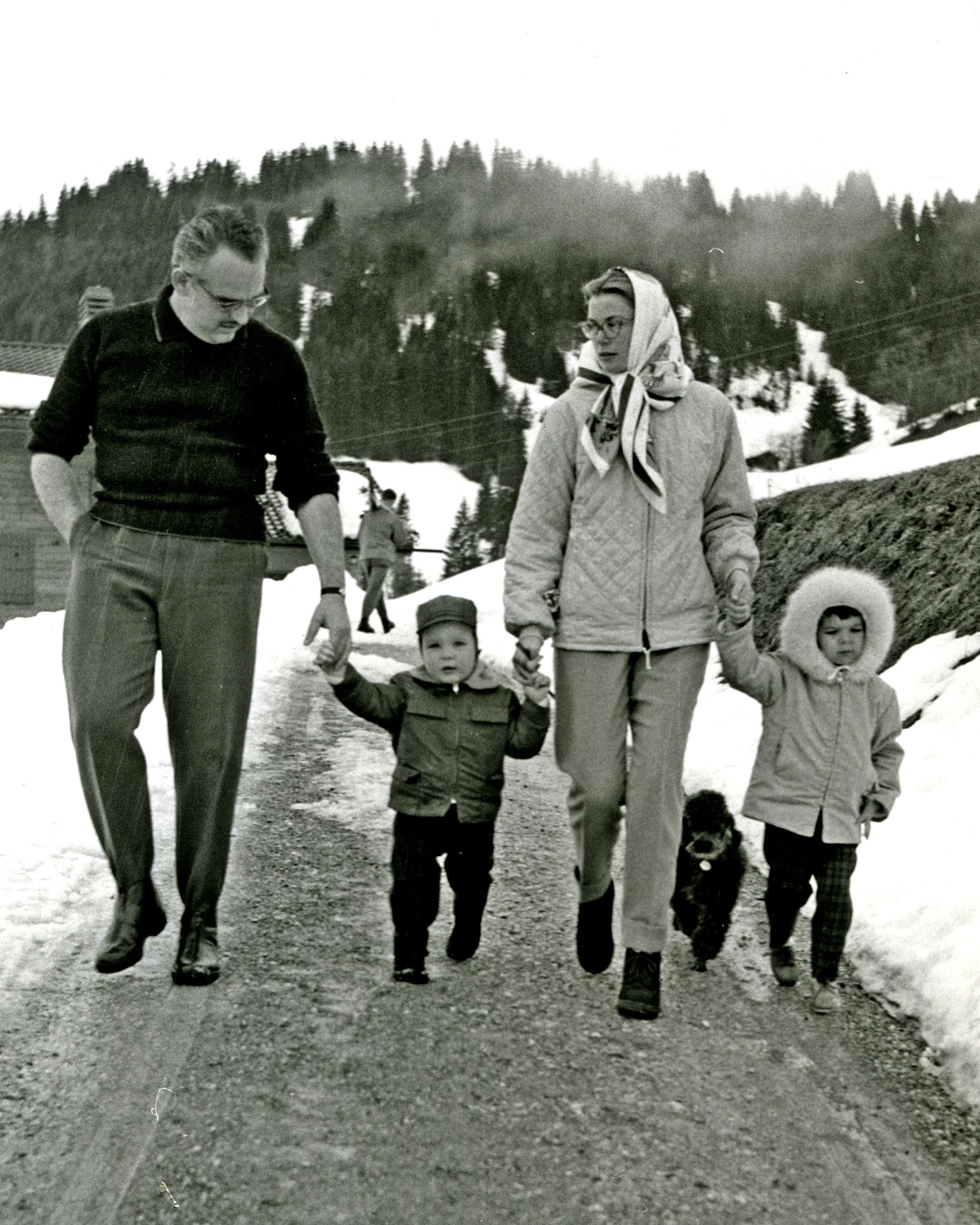 Famille princière monégasque en promenade.