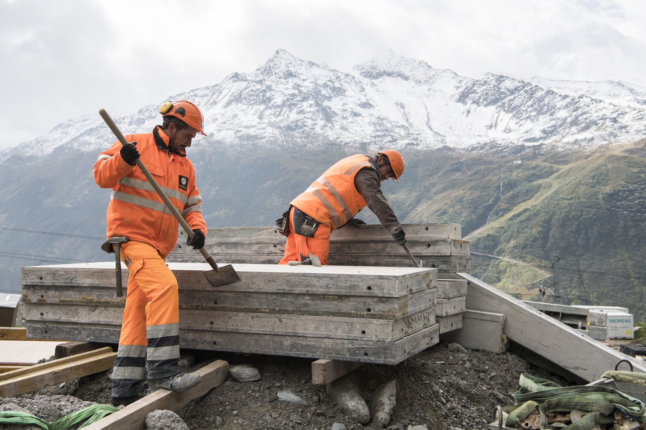 Lavoratori impegnati in un cantiere ad Andermatt (Uri)